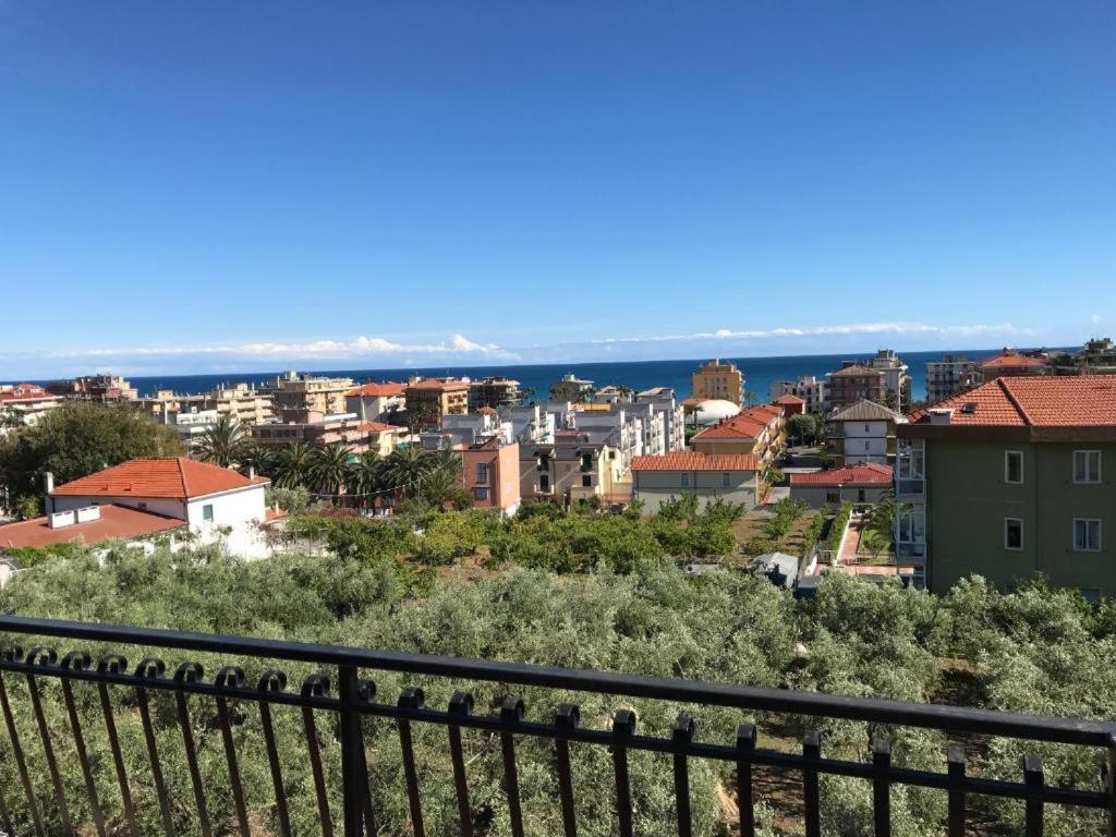 Bike And Breakfast Apartments Pietra Ligure Exterior photo
